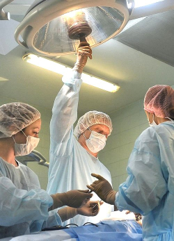 Пластический хирург Илья Сергеев оперирует