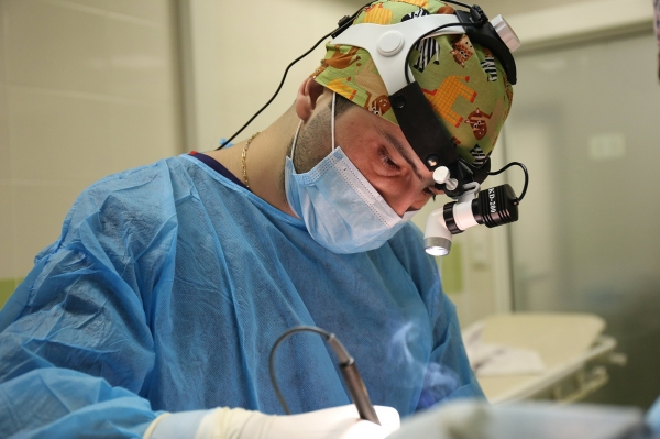 Пластический хирург Карен Пайтян выполняет операцию