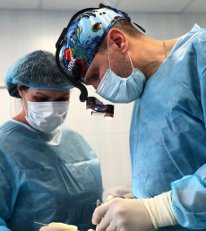 Пластический хирург Павел Куприн оперирует