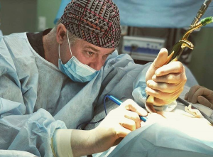 Пластический хирург Эдуард Шихирман в операционной