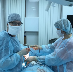 Пластический хирург Александр Панаетов в операционной