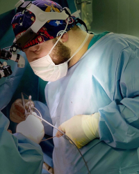 Пластический хирург Гукас Миракян во время операции