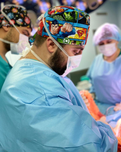 Пластический хирург Гукас Миракян проводит операцию