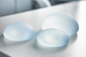 Имеет ли значение марка грудных имплантатов?