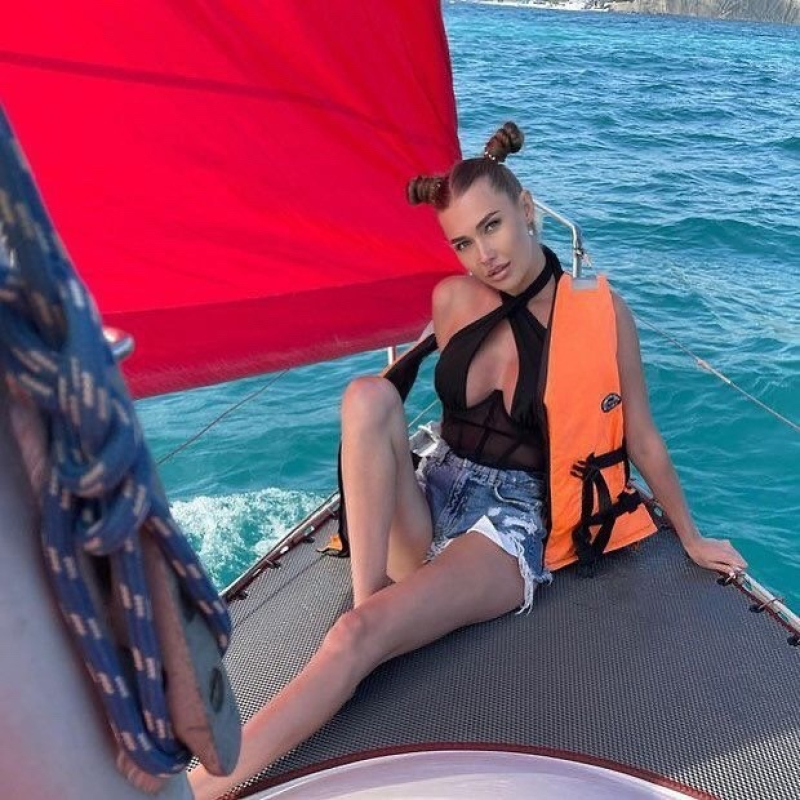 Пациентка пластического хирурга Гукаса Миракяна после увеличения груди имплантами. Фотоотзыв