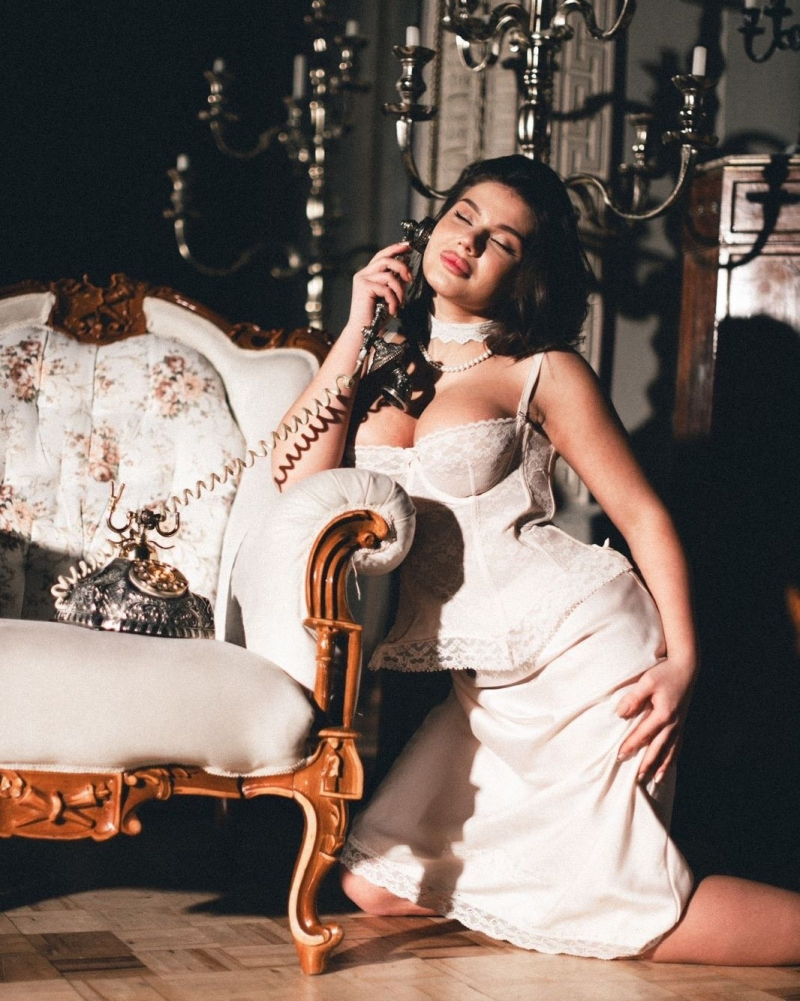 Пациентка пластического хирурга Гукаса Миракяна после увеличения груди имплантами. Фотоотзыв