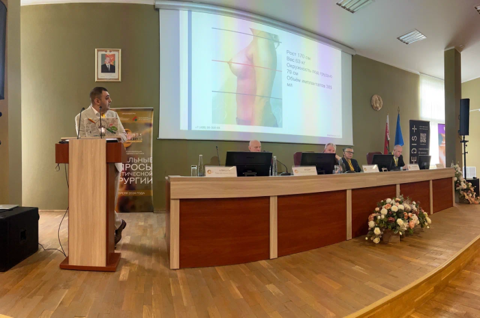 Пластический хирург Вардан Аршакян представляет доклад о методике Natural Beauty  на конференции