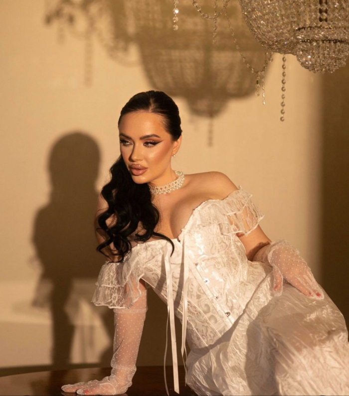 Пациентка после операции по увеличению груди имплантами. Оперировал хирург Гукас Миракян